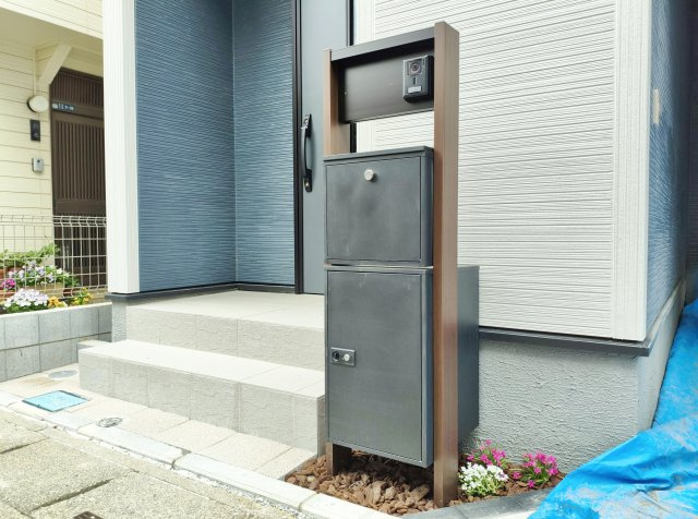 朝霞市栄町2丁目 限定1棟の玄関|【宅配ボックス】
玄関先にはお留守の時に便利な宅配ボックスを完備いたしました
ネット注文などが増え必須の仕様設備となっております