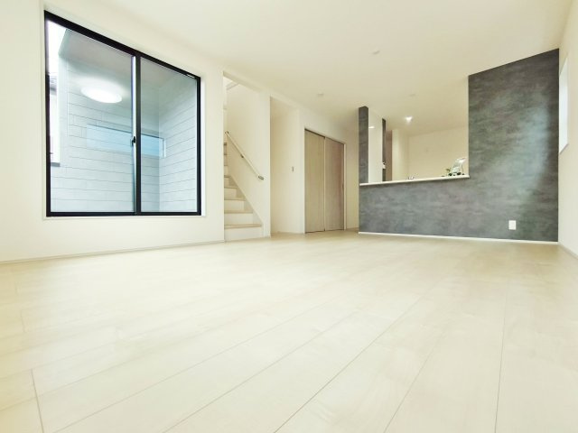 朝霞市栄町2丁目 限定1棟の居間・リビング|スタイリッシュな外観×高機能な仕様設備の家
LDKは広々17.24帖♪
リビングには2.28帖のストレージルーム付
3階居室にはそれぞれWIC完備！