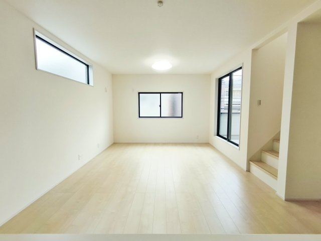 朝霞市栄町2丁目 限定1棟の居間・リビング|広く開放的な自遊空間♪♪
ご家族皆様でゆったりとお過ごしいただけます
永きにわたりご家族皆様の暖かな空間となるようにLDＫを2階に配置し皆が集いやすい設計にいたしました♪