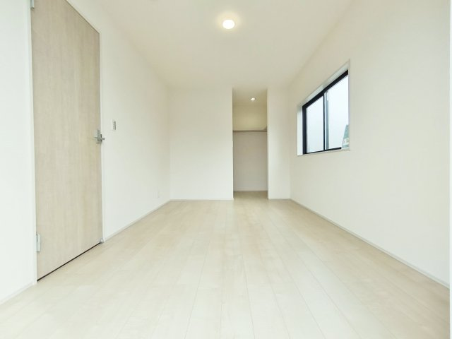 朝霞市栄町2丁目 限定1棟の洋室|3階6.74帖
主寝室にもピッタリな広々とした居室です
暖かな光と気持ちの良い風が届きます