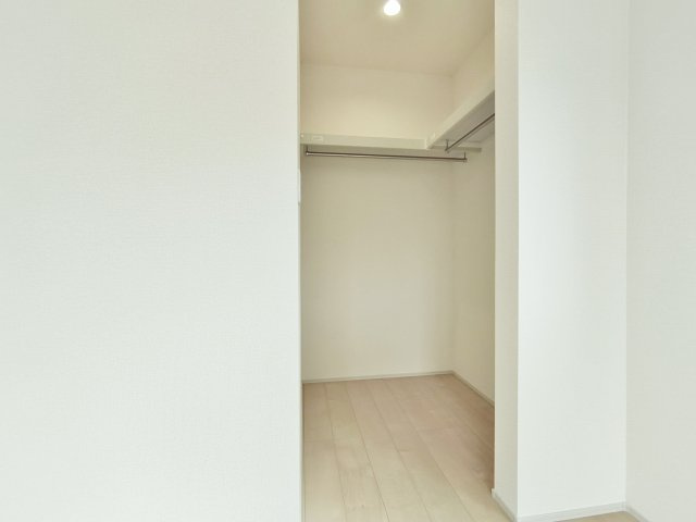 朝霞市栄町2丁目 限定1棟の収納|3階6.74帖　ウォークインクローゼット
衣類だけでなく、鞄などの小物からスーツケースやレジャー用品などの大きな物までたっぷり収納出来ます