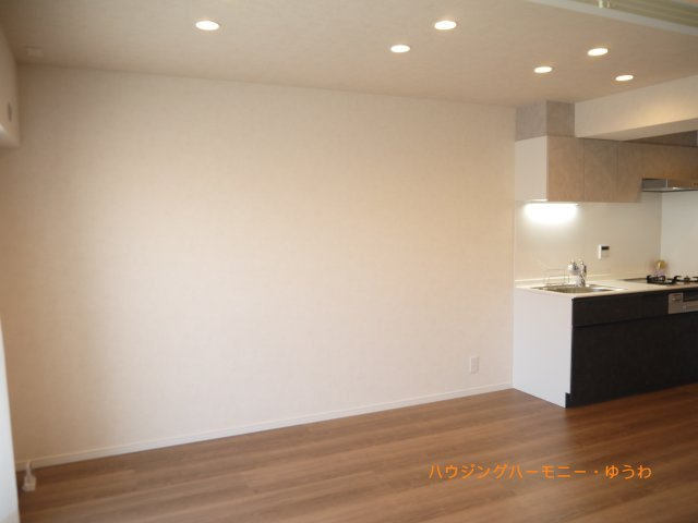 【居間・リビング】 | カースル常盤台 | 暮らす家族に、訪ねてくる友人知人に、清らかで艶やかな時間をもたらしてくれるリビングです。