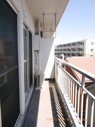 【バルコニー】 | カースル常盤台 | 暖かな日差しのふりそそぐバルコニー