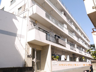 【外観】 | 開放感ある立地。RC造のしっかりした建物です。