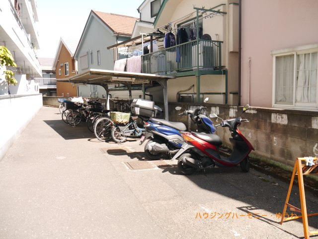 【その他共用部分】 | カースル常盤台 | 建物内に、便利な屋根付き駐輪場有ります。