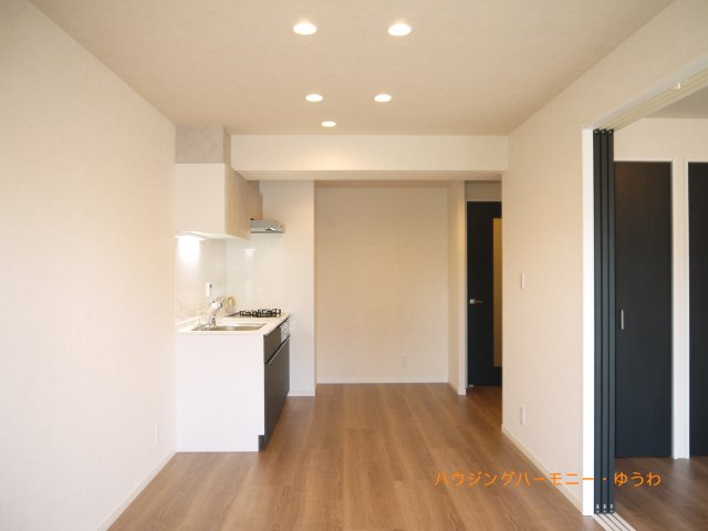 【居間・リビング】 | カースル常盤台 | リビングにはちょっとしたカウンターがありインテリアを置いたり使い勝手が良さそう。