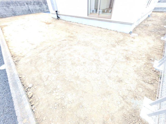 東海村村松第6　新築戸建の庭|広々とした南庭は陽当たり良好で、ウッドデッキやガーデニング、家庭菜園など使用用途は自由自在に使えますね♪