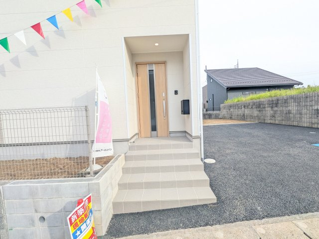 東海村村松第6　新築戸建の玄関|玄関ドアはカードキーで開閉も楽々♪
スマホでの開錠と施錠も可能です！
玄関上部には人感センサー付きのダウンライトがあるので、夜間の帰宅時に自動で点灯してくれます♪
防犯対策面にも一役買ってくれます！