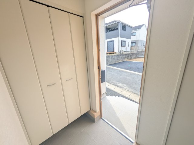 東海村村松第6　新築戸建の玄関|大型のシューズボックスは収納力もたっぷりです♪
可動棚となっており、ブーツや長靴などもそのまま収納可能です！