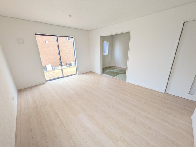 東海村村松第6　新築戸建の居間・リビング|南向きで明るく陽当たりの良いリビングです♪