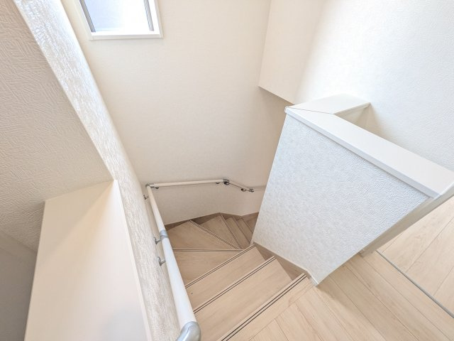 東海村村松第6　新築戸建の内装|窓付きで明るい階段は、手すり付きでお子様からご年配の方まで安心して上り下りができます♪