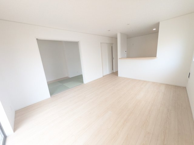 東海村村松第6　新築戸建の居間・リビング|家族の会話が自然と弾む、広々としたゆとりのLDK。南向きの窓からたっぷりの光が射し込む明るく快適な空間です。