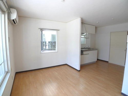 メゾンドール東深沢の居間・リビング|10.8帖の広々LDK♪