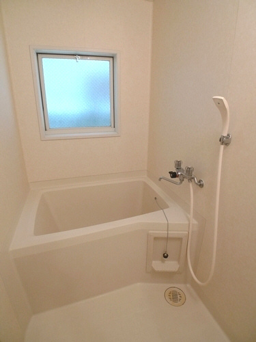 メゾンドール東深沢の浴室|小窓付きの浴室♪