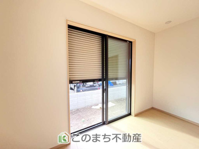 【設備】 | 久喜青毛1丁目6番　D号棟 | 1階掃出し窓はシャッター雨戸で防犯性アップ♪
