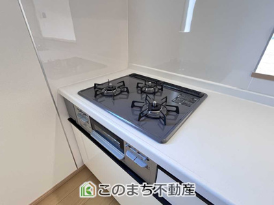 【キッチン】 | 久喜青毛1丁目6番　D号棟 | 三ツ口コンロ採用で、同時調理もスムーズ◎！お料理を並べられるカウンター付きで、配膳・片付けをサポート！リビングで過ごすご家族とコミュニケーションを楽しみながら作業可能です♪
