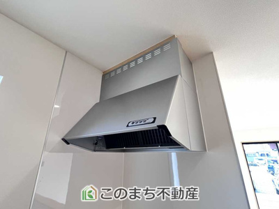 【キッチン】 | 久喜青毛1丁目6番　D号棟 | お料理の匂いもスッキリ♪シンプルデザインで掃除も簡単‼
