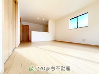 【居間・リビング】 | 久喜青毛1丁目6番　D号棟 | 南側から暖かな日差しが差し込みます♪キッチンからリビングの様子がよく見渡せます☆
