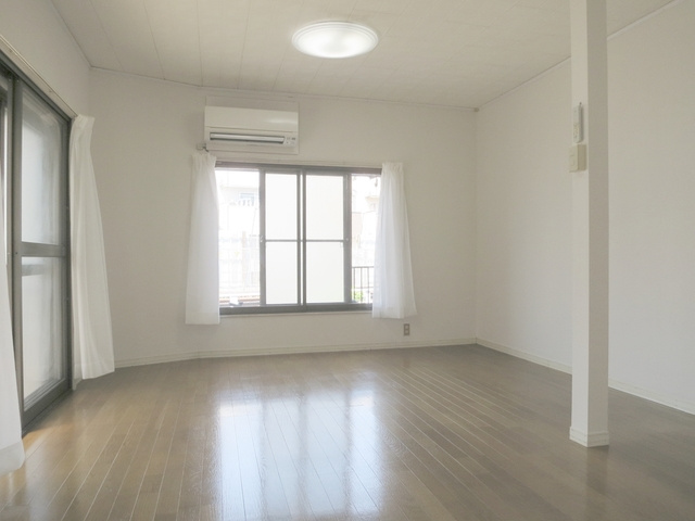 立石パレスの居間・リビング|広々とした居室です。