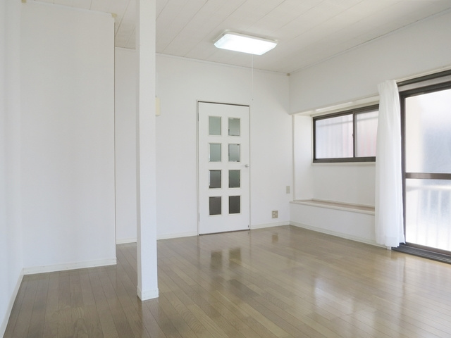 立石パレスの居間・リビング|人気のフローリングです。