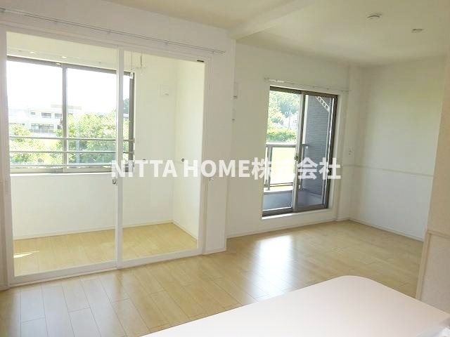 メゾンフランＦの居間・リビング|１４．１帖のリビングにはサンルームとバルコニー付き◎