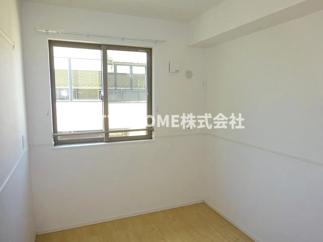 メゾンフランＦの居間・リビング|５帖の洋室です◇