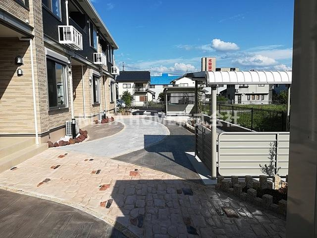 メゾンフランＦのエントランス|屋根付きの駐輪場があります◎