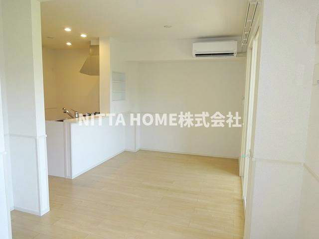 メゾンフランＦの居間・リビング|１４．１帖のリビングルームにカウンターキッチン付き＊