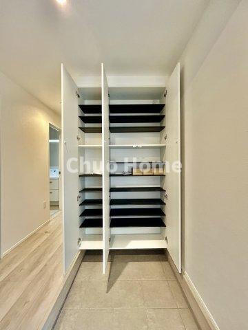 江戸川区平井7丁目新築分譲住宅の玄関|【玄関】玄関には大型のシューズクローゼットを設置しておりますのでいつでもスッキリりとした空間を保てます。玄関周りを清潔に使うのはとても大事なことですよね。