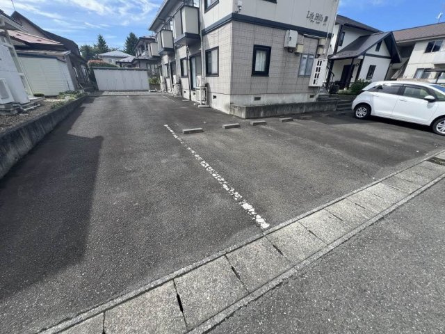 ライフヒルズ藤の駐車場