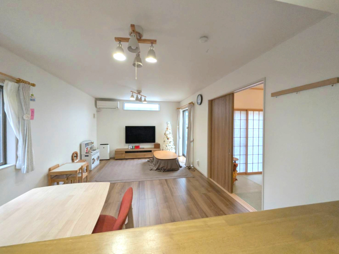 和泉市春木町2階建て角地（南松尾はつが野学園校区）の居間・リビング|キッチンからリビングを見たらこんな感じです。日差しがよく入る、使いやすいリビングですね