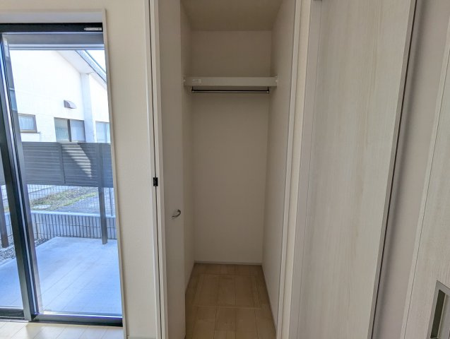 日立市助川町3期の収納|リビングのクローゼットには掃除機などしまっておくのに最適です！