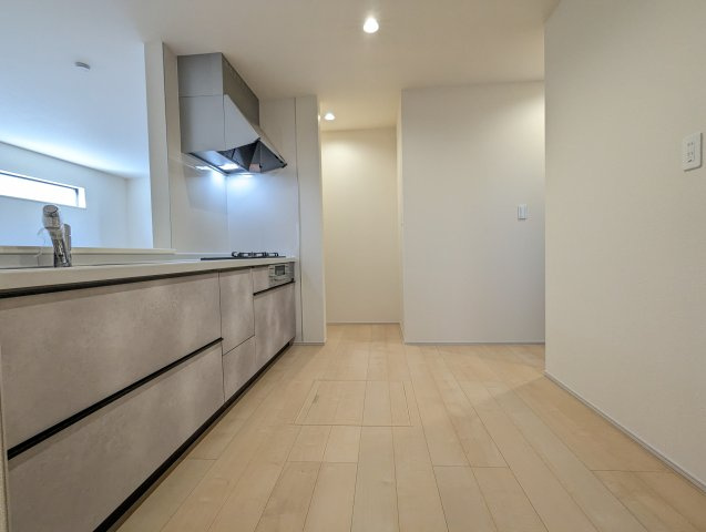 日立市助川町3期のキッチン|キッチン後ろのスペースが広々としており、お好きな食器棚でお気に入りの場所にしてください♪