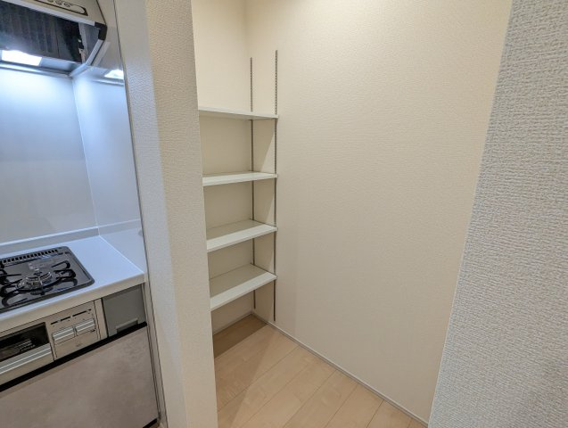 日立市助川町3期の収納|キッチン周りに収納がたくさんあり、すっきりとしたリビングが叶います。