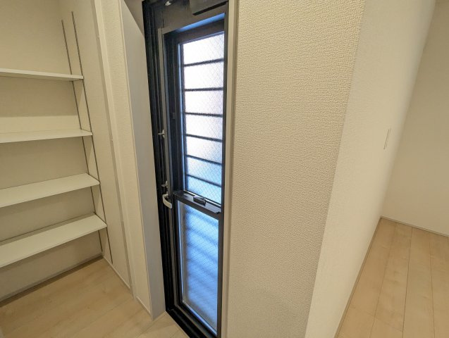 日立市助川町3期の内装|キッチン後ろに勝手口があり、動線が大変使いやすく設計されております