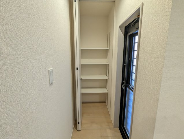 日立市助川町3期の収納|キッチン後ろのパントリーには日用品のストックなどたくさん収納でき、置き場所に悩みません！