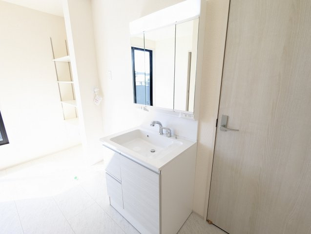 日立市助川町3期の独立洗面台|２階にシャワー付き三面台ワイドな三面鏡～収納も充実～忙しい朝には心強いです～！！