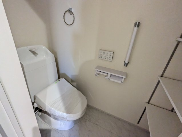 日立市助川町3期のトイレ|１階のトイレには棚がついており、スペースもゆったりとしています