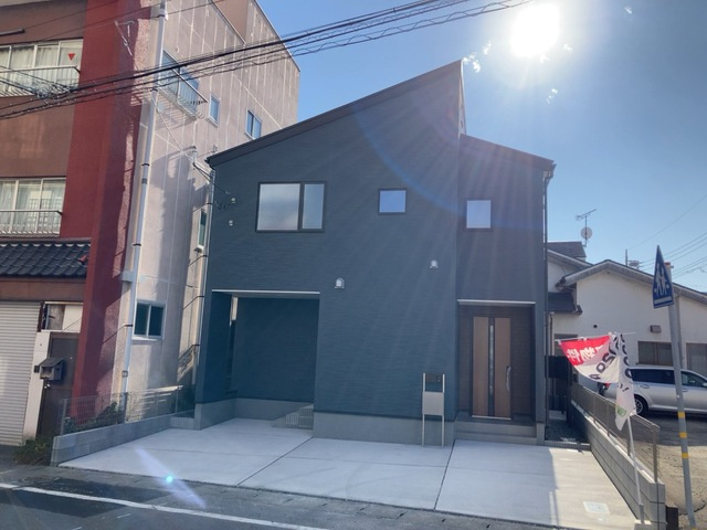 日立市助川町3期の外観|ダークグレーの飽きのこない、おしゃれな落ち着いた外観です