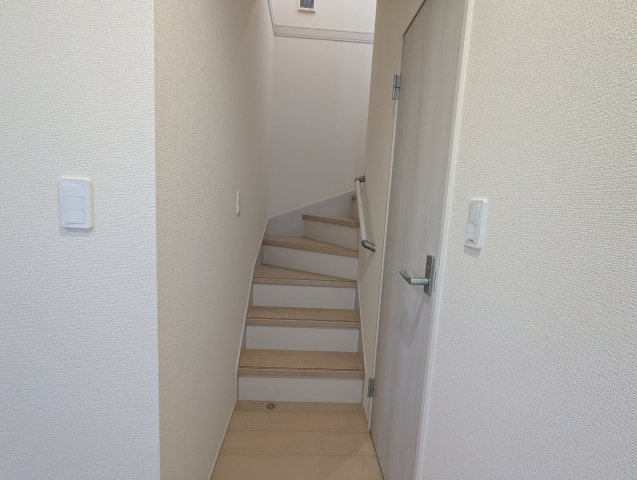 日立市助川町3期の内装|階段には手摺があるので、転倒・転落防止に繋がり・・階段手摺があることでどの世代でも安心して階段を歩行出来ます～！！