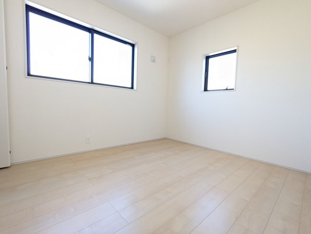 日立市助川町3期の洋室|採光・通風が良く毎朝気持ち良く起床ができ・・日中も日差しが降り注ぐ～暖かいお部屋です。