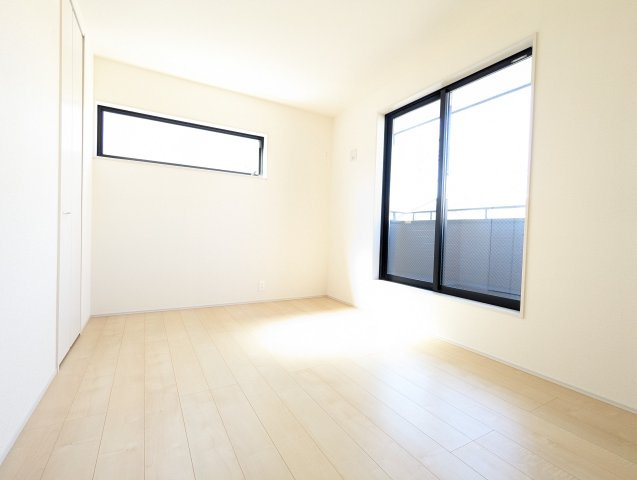 日立市助川町3期の洋室|バルコニーに面したお部屋は照明を点ける時間が少なくて済むので省エネに繋がります。