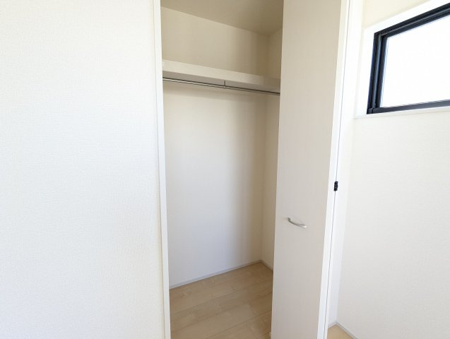 日立市助川町3期の収納|奥行きのある収納には、衣類や小物などすっきりとしまっていただけます！