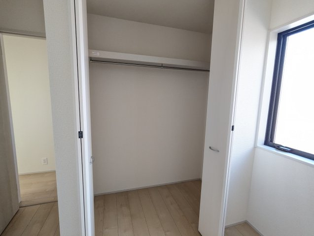 日立市助川町3期の収納|クローゼット内にキャストなどを置いていただき、スペースの有効活用を！