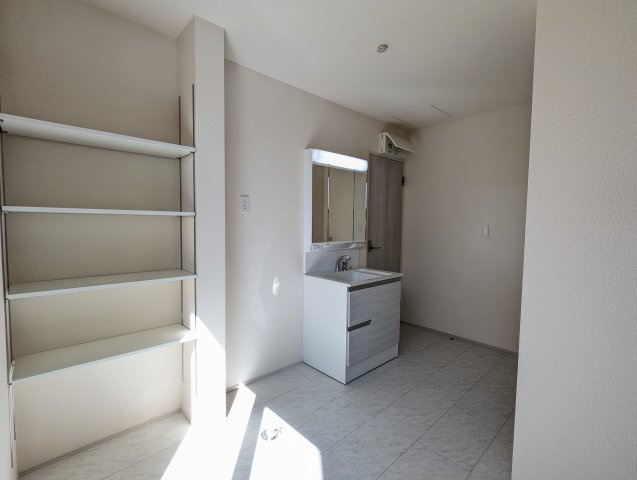 日立市助川町3期の独立洗面台|広々脱衣スペース！お子さんと一緒にお風呂に入る方にうれしいポイントです！