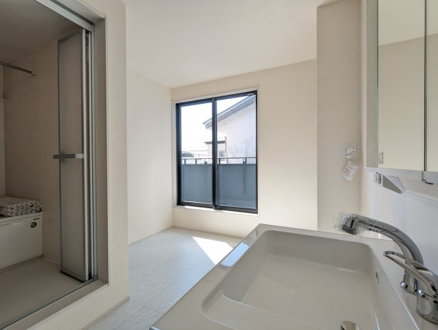 日立市助川町3期の独立洗面台|脱衣スペースからバルコニーに出られるので、洗濯干しが大変楽です～