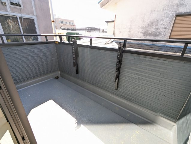 日立市助川町3期のバルコニー|暖かな日差しのふりそそぐ広々バルコニー、たくさんの洗濯物が干せます～