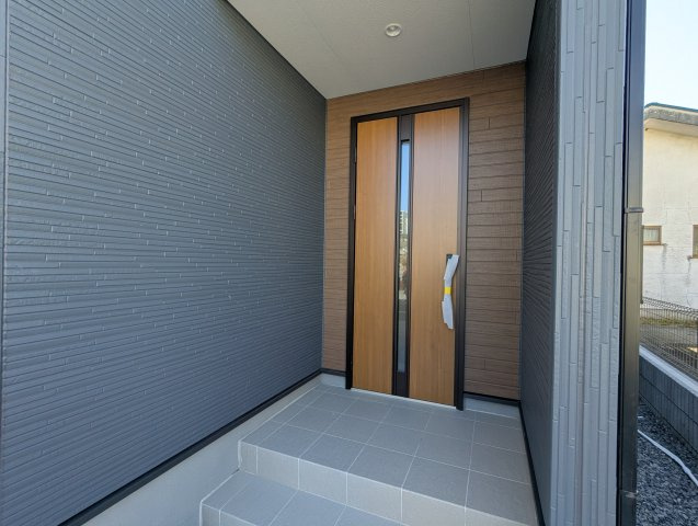 日立市助川町3期の玄関|エントランスです。帰りたくなる家、住む幸せ、ご見学の際はお問合せ下さい。心よりお待ちしております～。