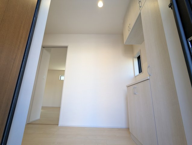 日立市助川町3期の玄関|白を基調とした明るくスッキリ玄関～