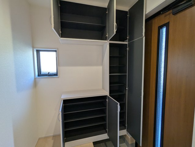 日立市助川町3期の収納|玄関です。家族全員の靴がしまえて玄関周りも常にスッキリ～整理整頓出来ます～